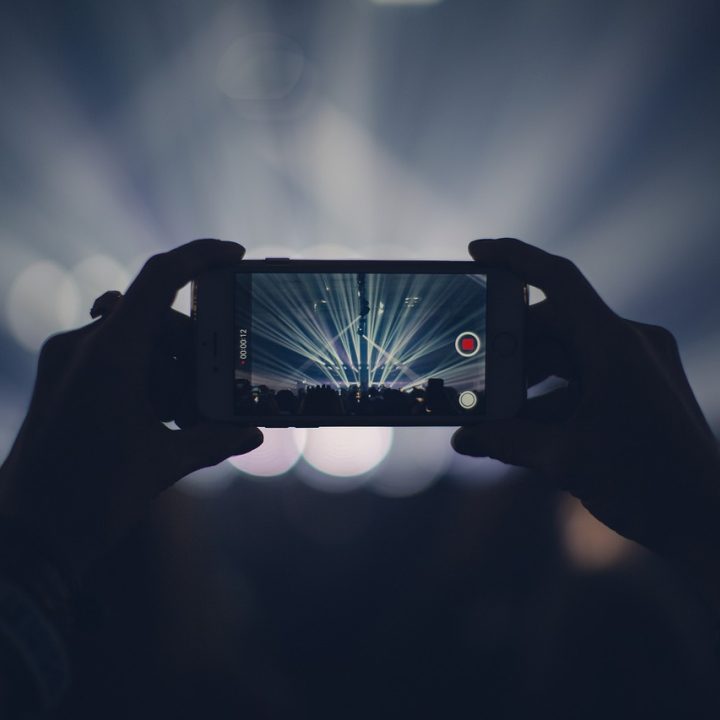 视频去水印 App 的历史记录页面，按日期分组排列着几十条已处理任务，缩略图整齐排布，用户手指正向下滑动浏览，呈现日常使用的真实节奏